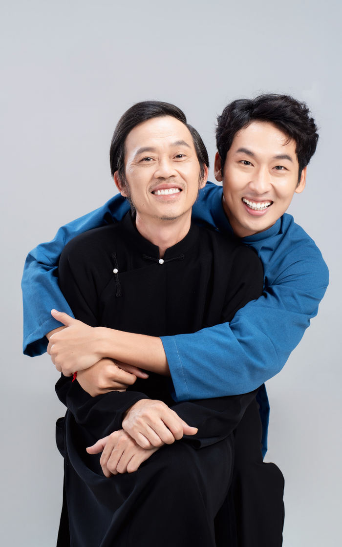 Hoài Linh chụp ảnh cùng con trai màn ảnh Tuấn Trần nhân dịp Vu Lan.