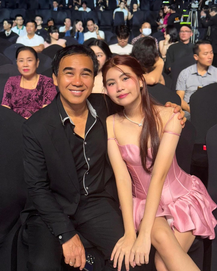 Quyền Linh chia sẻ: “Từ xưa đến nay, tôi chưa xách túi hiệu bao giờ, thậm chí là túi 1 triệu còn chưa có. Nhưng không phải mình như vậy là bắt con phải giống mình. Thế hệ Gen Z có hướng đi của các con. Cuộc đời của các con là tôi không can thiệp… Tôi không bao giờ mua cho con chiếc túi trăm triệu. Tôi có thể đóng tiền tỉ cho con đi học nhưng không mua túi hiệu cho con. Thế hệ Gen Z của các con rất thoải mái, làm được là hưởng được, xài được. Tại sao tôi lại cản con trong việc hưởng trên sức lao động chân chính của các con?”.  