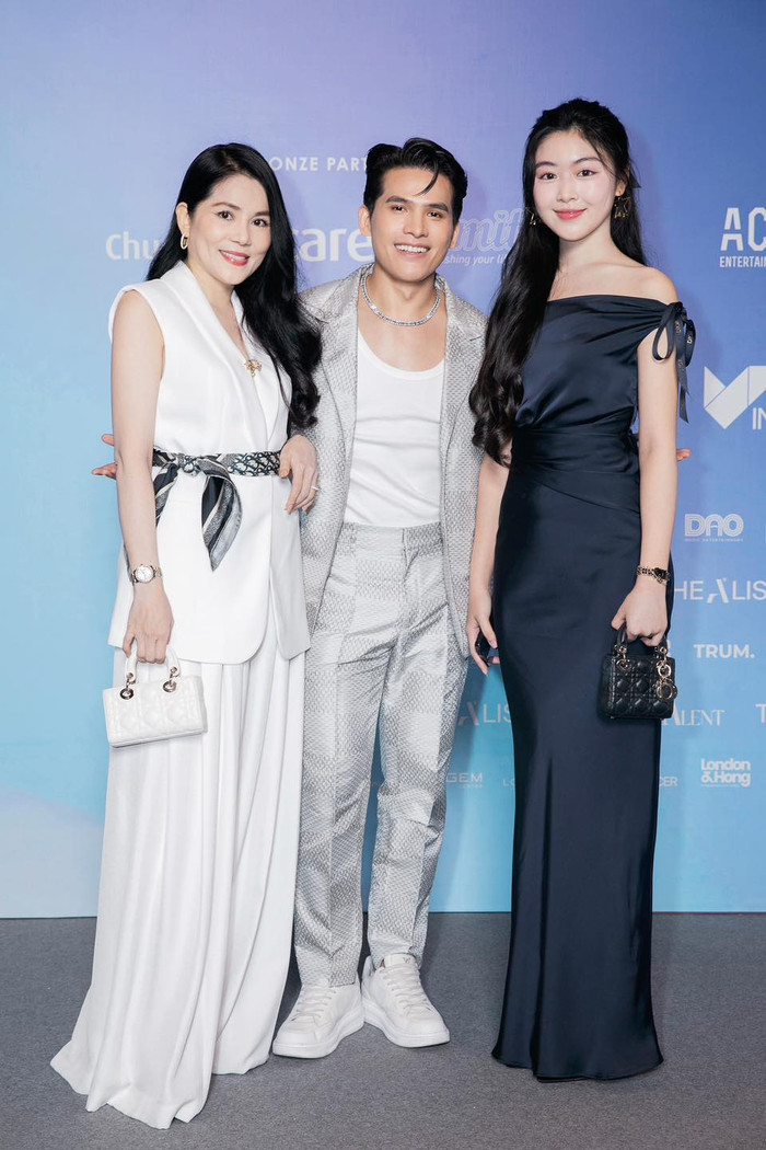 Cách mix & match của Lọ Lem hiếm khi khiến người xem thất vọng. Góp mặt tại một sự kiện cùng mẹ, nữ sinh chọn cho mình tạo hình phủ ngập sắc đen sang trọng. Điểm xuyết, cô sóng đôi cùng chiếc túi khóa mạ vàng đến từ thương hiệu Dior. Theo tìm hiểu, mẫu thiết kế Lady Dior Black Cannage Lambskin được trình làng với giá niêm yết 145 triệu đồng.