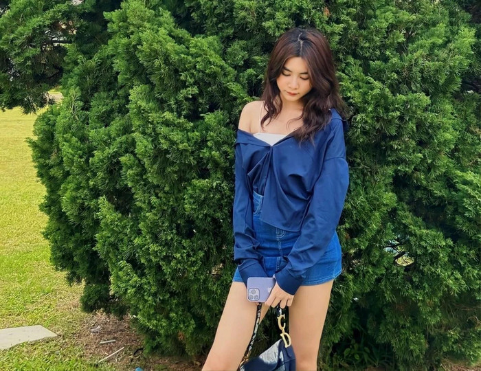 Lượt dòng thời gian, có thể thấy, các items mà ái nữ nhà Quyền Linh yêu thích đều nằm trong kho lưu trữ của nhà mốt Pháp. Trong một khung ảnh cũ của Hạt Dẻ, chiếc túi Saddle with strap được lên sóng bởi có độ tương hợp với phong cách và màu sắc trang phục. Được biết, sản phẩm này có giá 120 triệu đồng.  