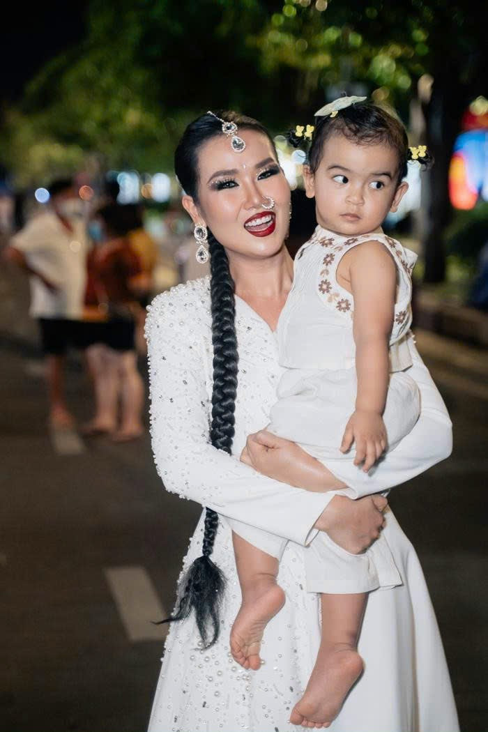 Bé Moon được mẹ đưa đi làm ở nhiều nơi.