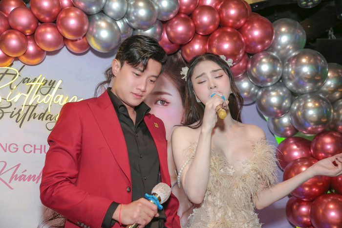 Dù chưa có người yêu, Lâm Khánh Chi vẫn có những người bạn thân thiết ở bên cạnh. Ảnh: FBNV