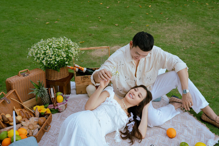 Phương Trinh Jolie và Lý Bình luôn ngọt ngào như thuở mới yêu. Ảnh: FBNV