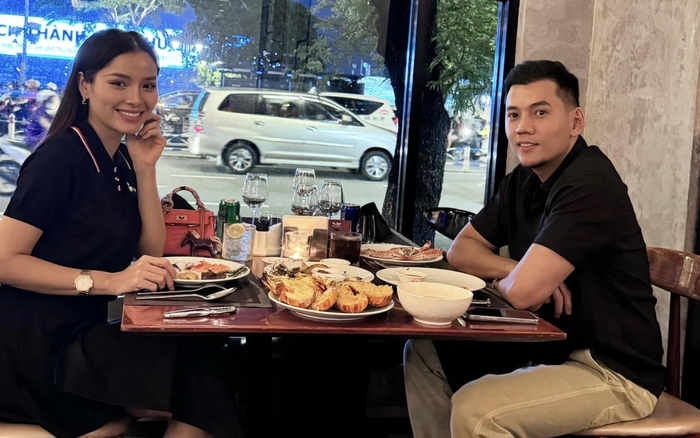 Lý Bình hết mực yêu thương, quan tâm Phương Trinh Jolie. Ảnh: FBNV