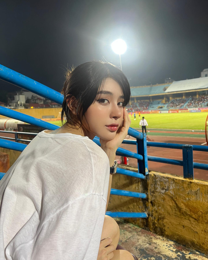 Bạn gái Văn Thanh sở hữu gương mặt trái xoan, sống mũi cao, đôi môi căng mọng cùng đường nét thanh toát, mềm mại. Để tôn lên những ưu điểm nổi bật này, Bích Hạnh khéo léo lựa chọn những phong cách trang điểm nhẹ nhàng, không quá đặt nặng về khoản đánh kem nền dày hoặc tạo khối góc cạnh.