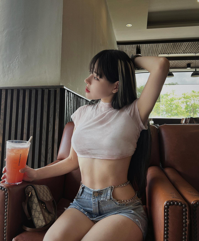 Là một gymer nên bạn gái Văn Thanh nghiễm nhiên sở hữu vóc dáng nóng bỏng, chuẩn chỉnh. Bích Hạnh gây ấn tượng với vòng một căng tròn, đẫy đà, vòng 2 nhỏ xíu, thon gọn cùng đường cơ bụng số 11.