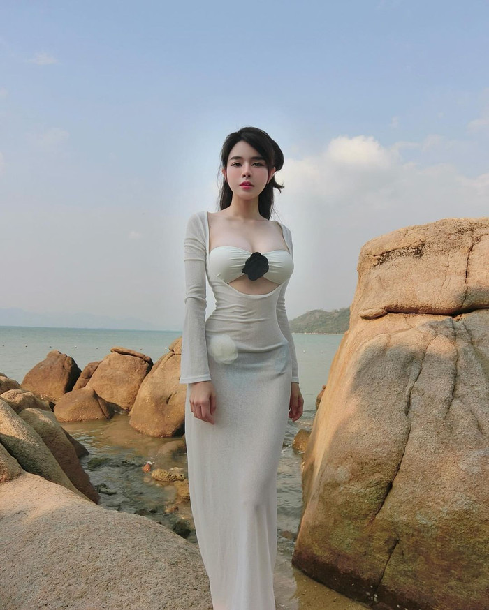 Hotgirl Bích Hạnh - bạn gái cầu thủ Văn Thanh hiện đang là cái tên nhận được nhiều sự chú ý trong làng WAGs. Cô sở hữu sắc vóc nổi trội và được đánh giá không thua kém gì những thí sinh của các cuộc thi Hoa hậu trong nước. Bích Hạnh sinh năm 1993, hoạt động nổi bật ở lĩnh vực thẩm mỹ. Đồng thời, bạn gái Văn Thanh còn là một gymer nổi tiếng, sở hữu kênh Instagram hơn nửa triệu lượt theo dõi.