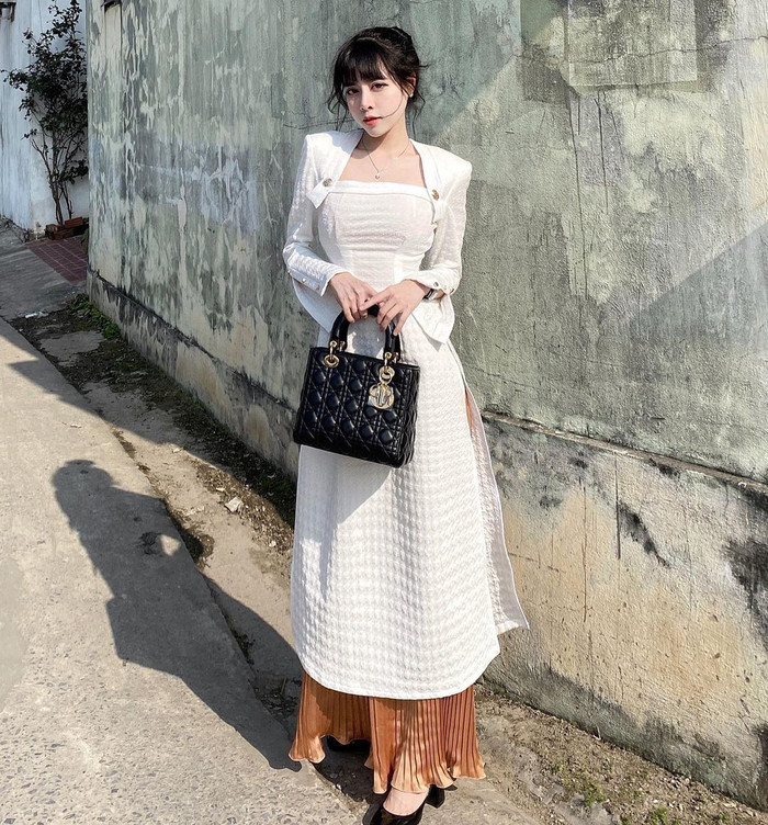 Bạn gái Văn Thanh còn đích thị là 'yêu nữ hàng hiệu' của làng WAGs. Cô thường xuống phố với những chiếc túi xách đến từ những thương hiệu xa xỉ có giá trị từ hàng chục triệu đồng đến hàng trăm triệu đồng.