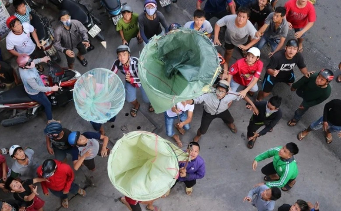 Tục giật côn hồn Rằm tháng 7 ngày nay ở nhiều nơi bị biến tướng, gây mất trật tự, an toàn công cộng. 