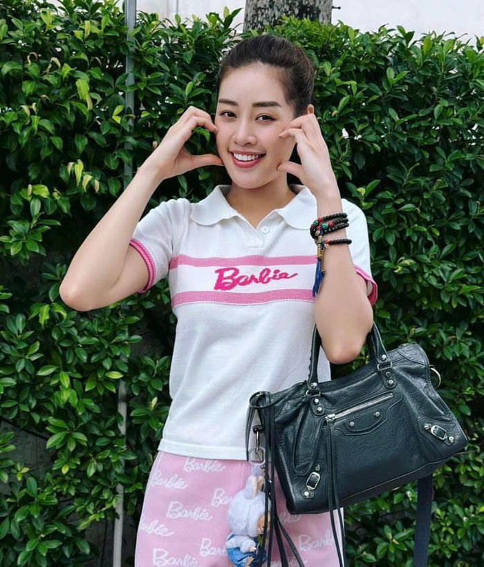 Hoa hậu Khánh Vân xuống phố với diện mạo trẻ trung. Cựu Hoa hậu Hoàn vũ Việt Nam diện trang phục lẫn trang điểm cùng theo tông màu hồng ngọt ngào, trẻ trung. Hoa hậu Khánh Vân còn khéo léo 'đu trend' gắn phụ kiện Labubu vào túi xách.