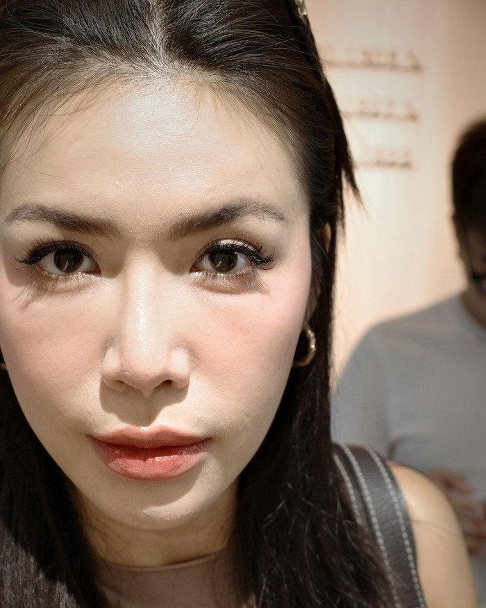 Siêu mẫu Minh Tú đăng tải hình ảnh zoom cận gương mặt. Dù đã trang điểm kỹ càng nhưng cô vẫn để lộ làn da kém mịn màng, xuất hiện nhiều đốm mụn. 