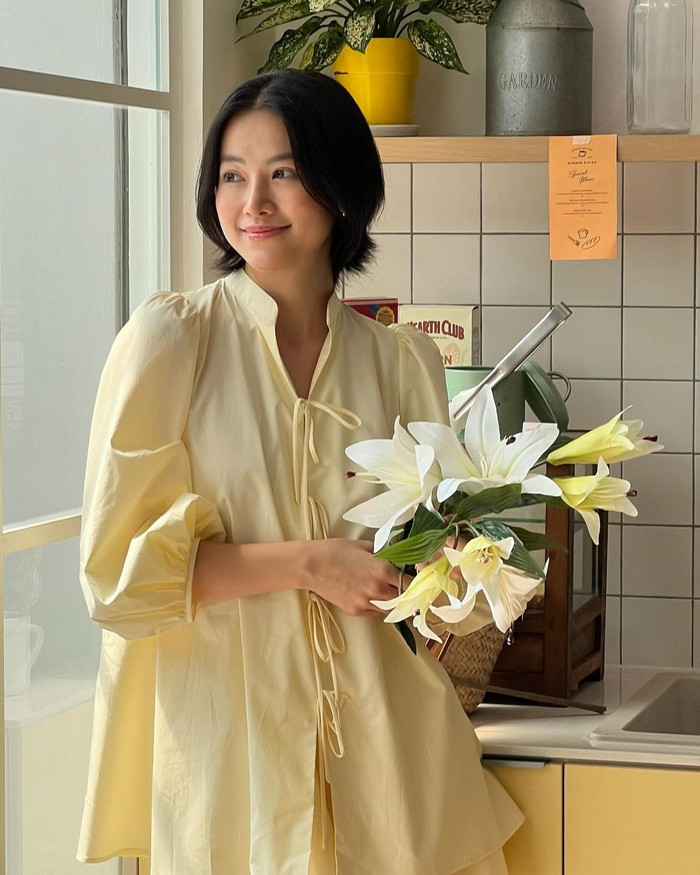 Hoa hậu Phương Khánh lộ dấu hiệu tăng cân với gương mặt tròn trịa hơn hẳn, kém sự thon gọn so với trước đây. Tuy nhiên, cựu Hoa hậu Trái đất vẫn giữ được thần thái và khí chất rạng rỡ. Hoa hậu Phương Khánh dường như để mặt mộc nhưng vẫn ghi điểm bởi làn da sáng mịn, ít khuyết điểm.