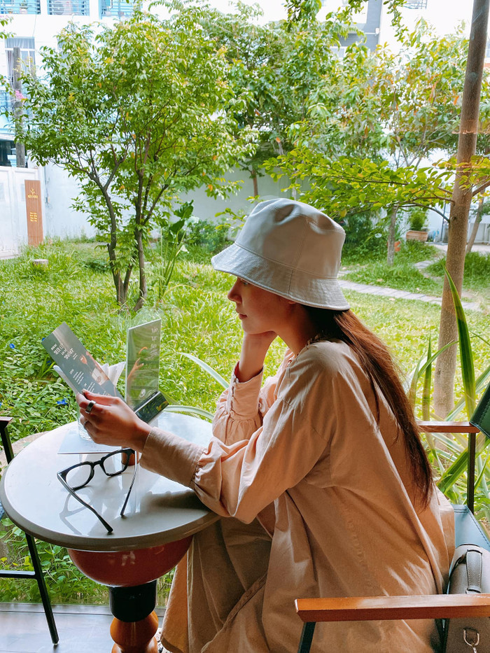 Midu đội mũ, mặc đồ rộng che dáng. Ảnh: FBNV