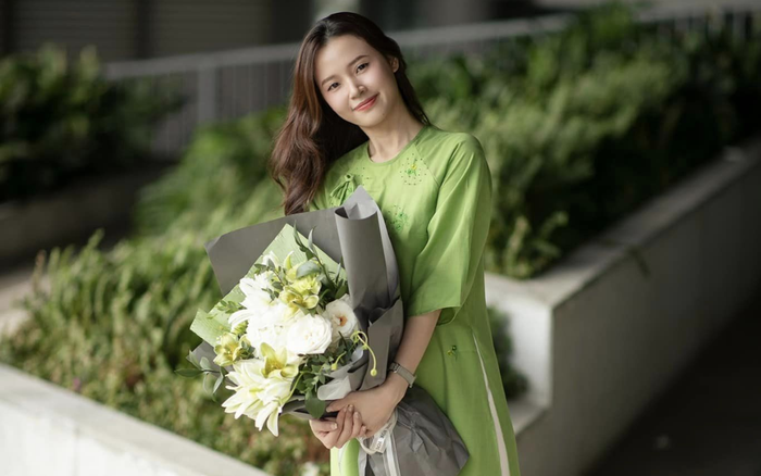 Midu chăm diện áo dài, trang phục rộng. Ảnh: FBNV