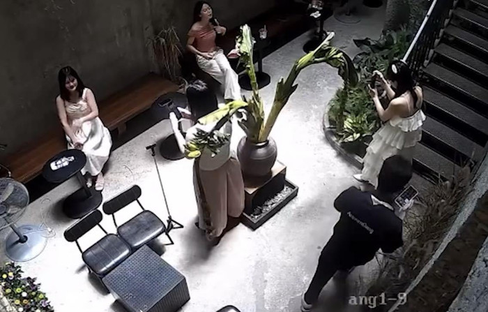 Mải chụp hình cho cô bạn thân và cái kết 'tan hoang' Ảnh 1