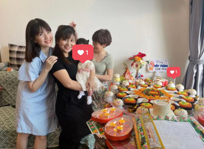 NSND Ngọc Huyền trong tiệc đầy tháng của cháu nội.