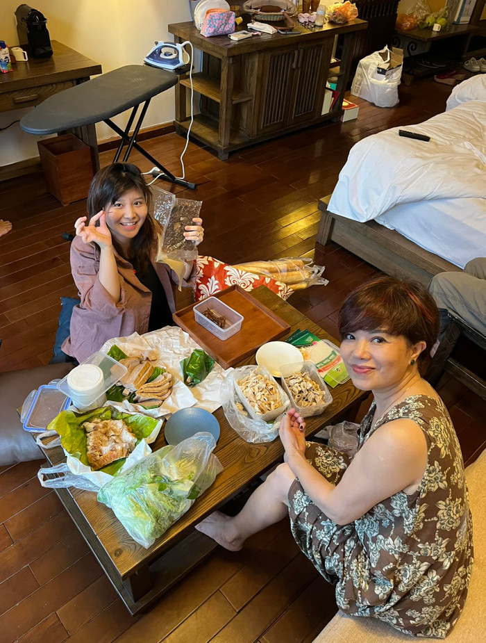 NSND Ngọc Huyền và con dâu có quan hệ tốt đẹp. Tuy ở cùng chung cư nhưng cô không sống chung với các con vì tôn trọng sự riêng tư. 