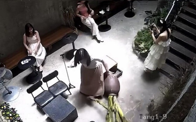 Mải chụp hình cho cô bạn thân và cái kết 'tan hoang' Ảnh 2