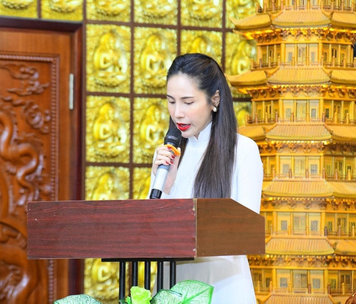 Thuỷ Tiên bày tỏ tình cảm dành cho đấng sinh thành trước sự chứng kiến của nhiều phật tử. Sự chân thành của nữ ca sĩ đã chạm đến trái tim của nhiều người có mặt tại Đại Lễ Vu Lan. Ảnh: Facebook Thích Nhật Từ