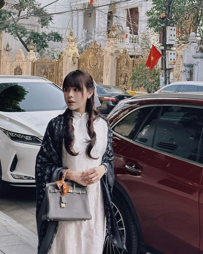 Không chỉ sở hữu vóc dáng nóng bỏng, gương mặt xinh đẹp, hotgirl Bích Hạnh - bạn gái Văn Thanh còn gây trầm trồ với cuộc sống sang chảnh, thường dát hàng hiệu đắt đỏ. Trong một lần xuống phố, nàng WAGs khiến ai nấy cũng phải trầm trồ khi xách dòng túi Birkin trị giá hơn nửa tỷ đồng.