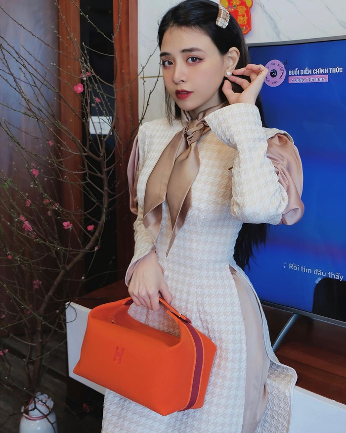 Bộ sưu tập túi hiệu của bạn gái Văn Thanh còn có thêm thiết kế mang tông màu cam đỏ nổi bật đến từ 'nhà mốt' lừng danh của nước Pháp. Mẫu phụ kiện này được bán với mức giá niêm yết hơn 30 triệu đồng.