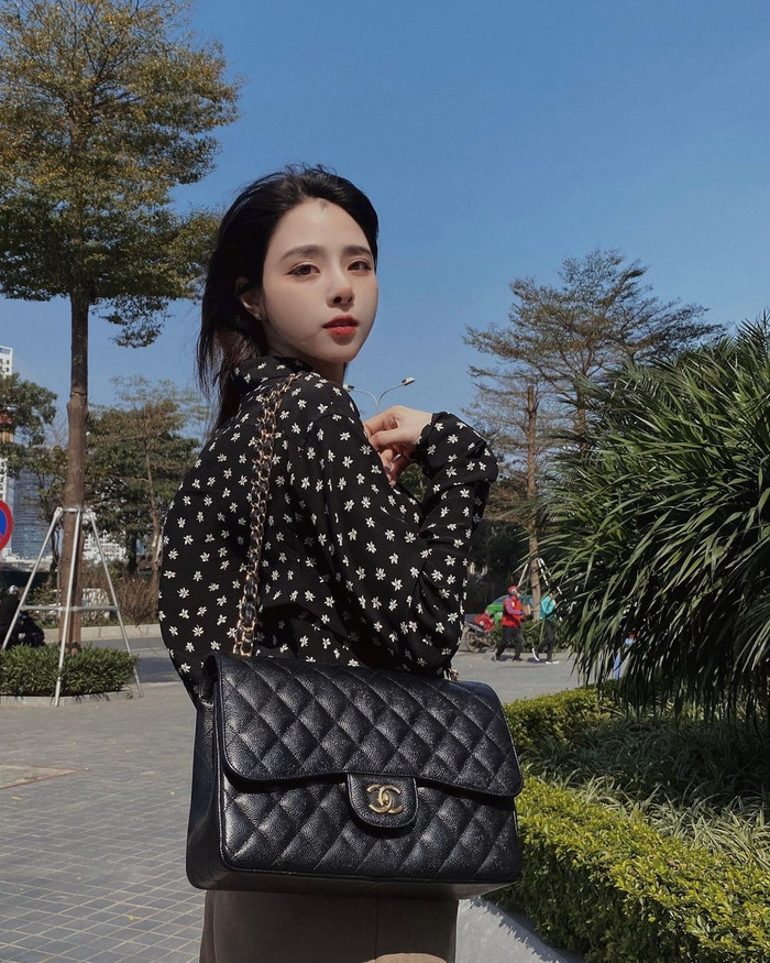 Cùng thương hiệu đình đám ấy, hotgirl Bích Hạnh còn mạnh tay chi hơn 250 triệu đồng để sở hữu mẫu túi classic đen khác kích thước lớn hơn.