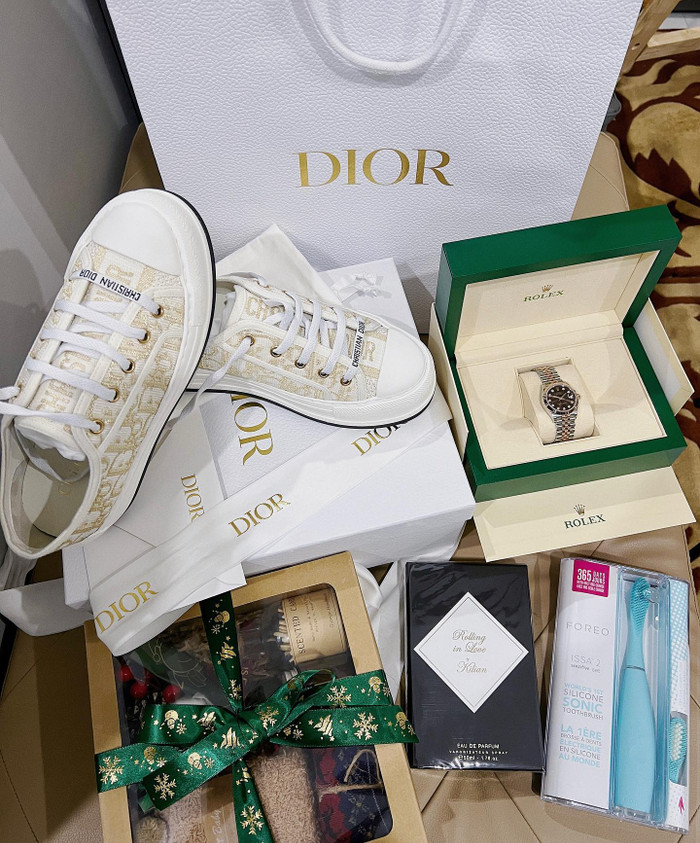 Cách đây ít tháng, bạn gái Văn Thanh còn khoe trên trang cá nhân những món quà đắt đỏ được ai đó gửi tặng. Trong đó có đôi giày đến từ thương hiệu có Jisoo (BLACKPINK) làm đại sứ toàn cầu trị giá hơn 30 triệu đồng cùng chiếc đồng hồ gần nửa tỷ đồng.