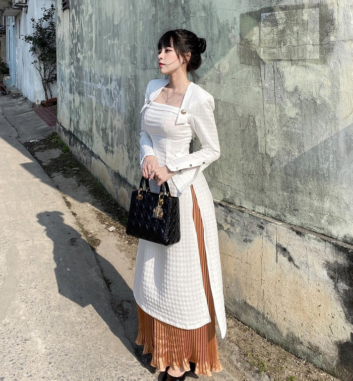 Bạn gái Văn Thanh từng xuống phố với mẫu túi hình hộp vuông màu đen bóng đến từ 'nhà mốt' gắn liền với tên tuổi của Jisoo. Mẫu túi này thuộc dòng 'iconic' (mang tính biểu tượng) và được bán với mức giá dao động từ 150 - 180 triệu đồng.