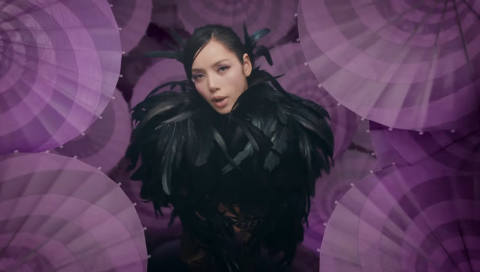 Với tạo hình cực chiến, khoe trọn vóc dáng chuẩn chỉnh, quyến rũ trong MV có sự đầu tư chỉn chu, kỹ lưỡng về mặt hình ảnh New Woman, Lisa khiến fan không khỏi phấn khích khi diện thiết kế của thương hiệu Việt - Emergency by LSEOUL. 