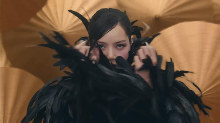 Lisa đã diện 2 bộ trang phục mang màu sắc trắng đen đầy mê hoặc và xuất hiện xuyên suốt từ giữa đến cuối MV. Đây cũng là trang phục phối lông đầy cá tính được Lisa chọn được ra mắt tại Incomparable Fashion Show 2024 của LSEOUL vừa qua. 