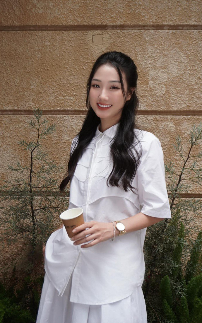 Hoàng Khánh Ly, nữ phụ xinh đẹp sinh năm 1998 tại Nghệ An của Đi giữa trời rực rỡ.