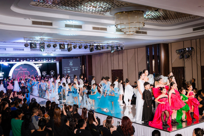 Chương trình được tổ chức bởi 9 Fashion show và Trang Blue Dance & Model.