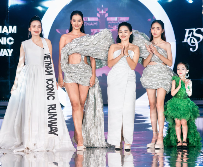 Á hậu Hương Ly tại show thời trang diễn ra ở Cao Bằng mới đây. 