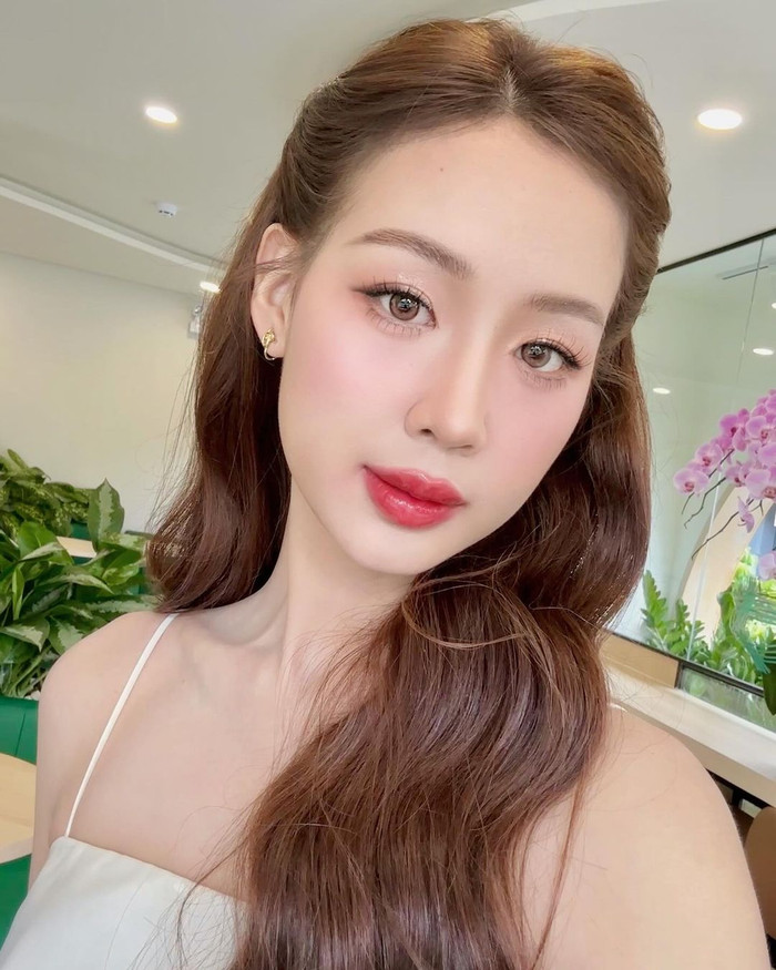 Hoa hậu Bảo Ngọc khoe ảnh zoom cận gương mặt. Nàng hậu ghi điểm với những đường nét mềm mại cùng phong cách trang điểm trong trẻo, tôn lên sắc vóc ngọt ngào, tinh khôi.