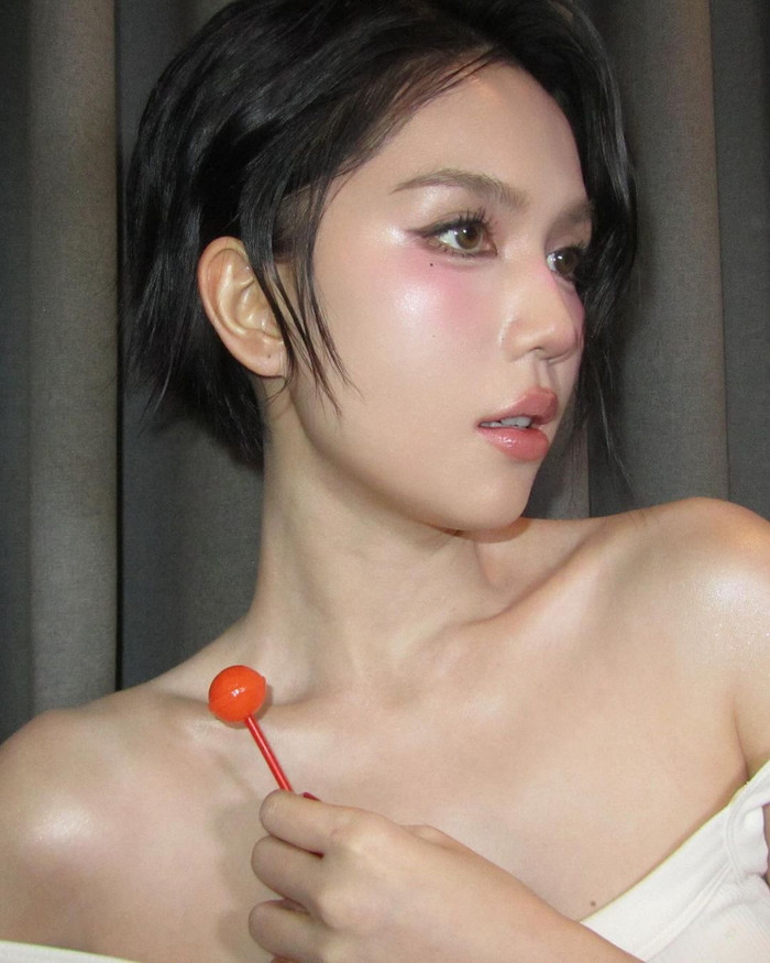 Ngọc Trinh trở lại tóc ngắn sau khoảng thời gian liên tục đội tóc giả. Như thường lệ, 'nữ hoàng nội y' vẫn theo đuổi phong cách trang điểm nhẹ nhàng, theo tông màu hồng ngọt ngào. Không những vậy, cô còn diện mẫu áo trễ nải, khoe khéo bờ vai trần ngọc ngà.