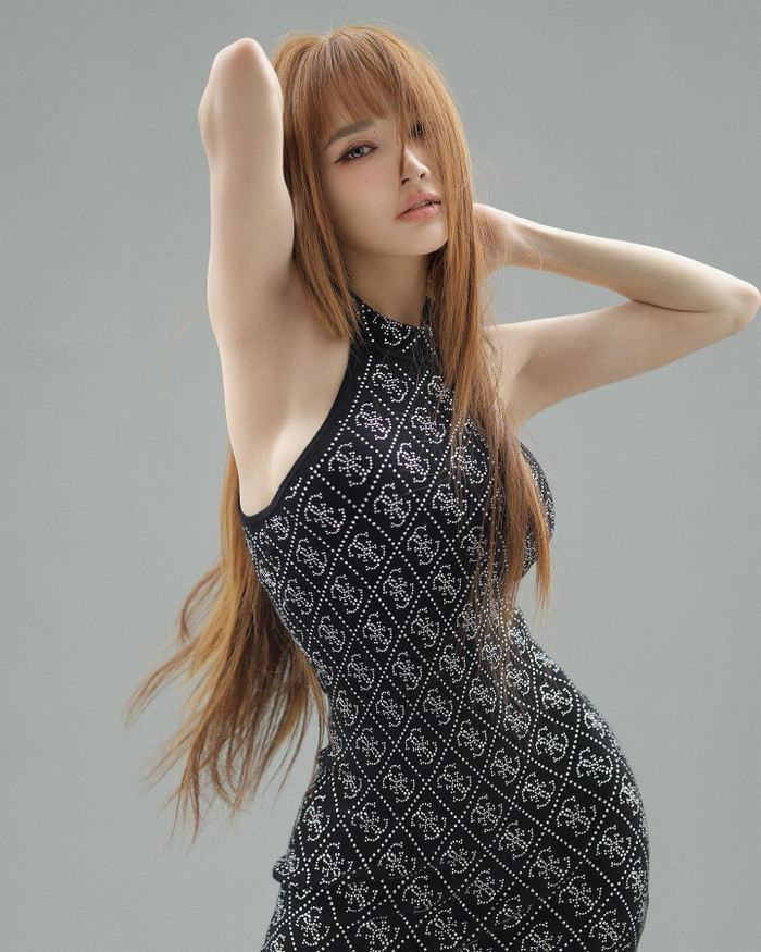 Nhã Phương diện mẫu đầm chất liệu mềm mại, ôm sát, khoe khéo thân hình tựa 'đồng hồ cát'. Dù trải qua 2 kỳ sinh nở, bà xã Trường Giang vẫn giữ vững phong độ về sắc vóc và chưa có dấu hiệu mất phong độ. Để tăng thêm phần cá tính và thời thượng, Nhã Phương còn nhuộm vàng mái tóc.