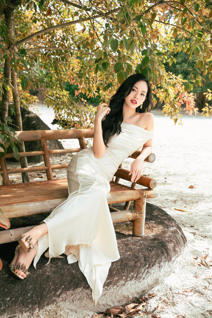 Á hậu Trịnh Thùy Linh lâu ngày xuất hiện nhưng vẫn nhận được nhiều lời ngợi khen từ công chúng. Nàng hậu xứ Thanh khoác lên người mẫu váy dài trễ vai, để lộ 'bờ vai móc áo' ấn tượng. Trước thềm kết thúc nhiệm kỳ, sắc vóc của Á hậu Trịnh Thùy Linh thăng hạng đáng kể và được kỳ vọng sẽ được trao cơ hội chinh chiến quốc tế.