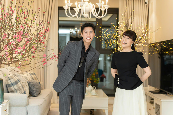 Nghệ sĩ Vân Dung sống ở Hà Nội cùng con trai.