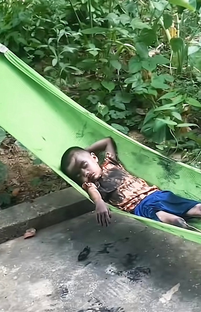 Hóa ra, cậu bé đã có một buổi vui chơi với chiếc bếp lò của ông bà, khiến mặt mũi, tay chân, và cả quần áo đều lấm lem than.