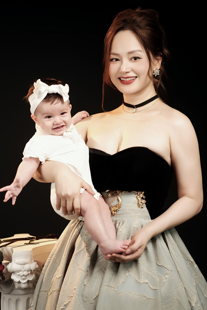 Lan Phương hạnh phúc bế con gái Mia