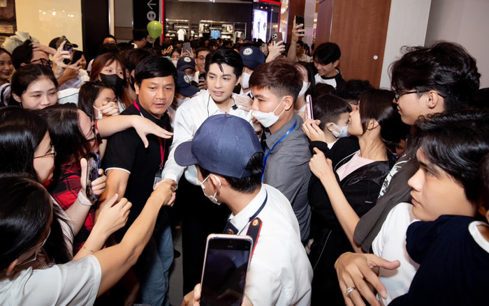 Khán giả chen lấn, xô đẩy lẫn nhau, Noo Phước Thịnh lo lắng ra mặt Ảnh 2