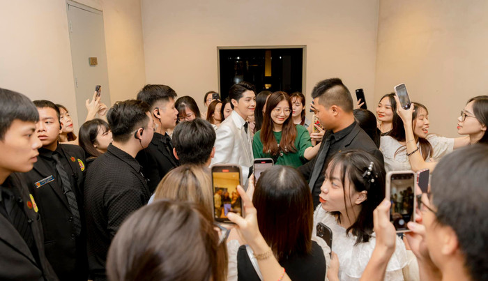 Khán giả chen lấn, xô đẩy lẫn nhau, Noo Phước Thịnh lo lắng ra mặt Ảnh 2