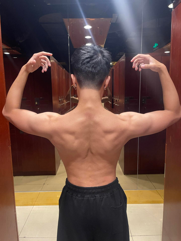 Long Vũ khoe bóng lưng săn chắc gây thương nhớ. 