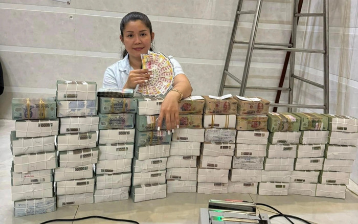Người phụ nữ ngồi bên cọc tiền 24 tỉ trúng độc đắc 12 tờ vé số và sự thật bất ngờ Ảnh 2