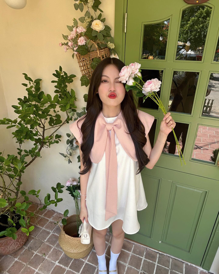 Có lúc, bạn gái HIEUTHUHAI chọn những kiểu váy nhẹ nhàng có nơ kèm thêm màu hồng pastel phối cùng không gian xanh cốm tạo nên bức ảnh đúng chuẩn 'nàng thơ'. 