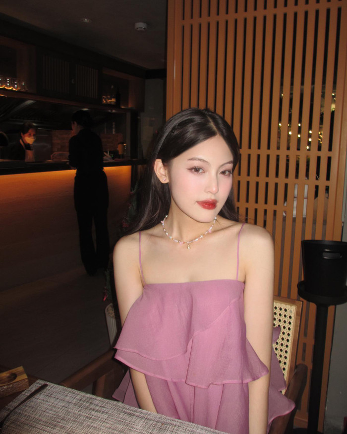 Trên trang cá nhân, bạn gái HIEUTHUHAI có đến 625.000 lượt theo dõi nhờ phong cách ấn tượng cùng ngoại hình xinh đẹp. Nhiều người còn nói rằng Mỹ Hàn là cô gái lột tả đúng cụm từ “Girlfriend material” (chất liệu bạn gái, ý chỉ mẫu người yêu lý tưởng của các chàng trai - PV).