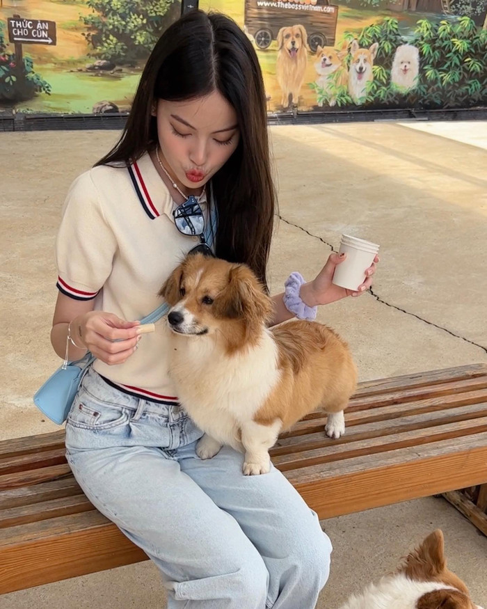 Khi đi công viên hoặc các dạng cà phê thú cưng, Tăng Mỹ Hàn chọn diện đồ đơn giản như áo polo và quần jeans đem lại cảm giác thanh lịch, dịu mắt. 