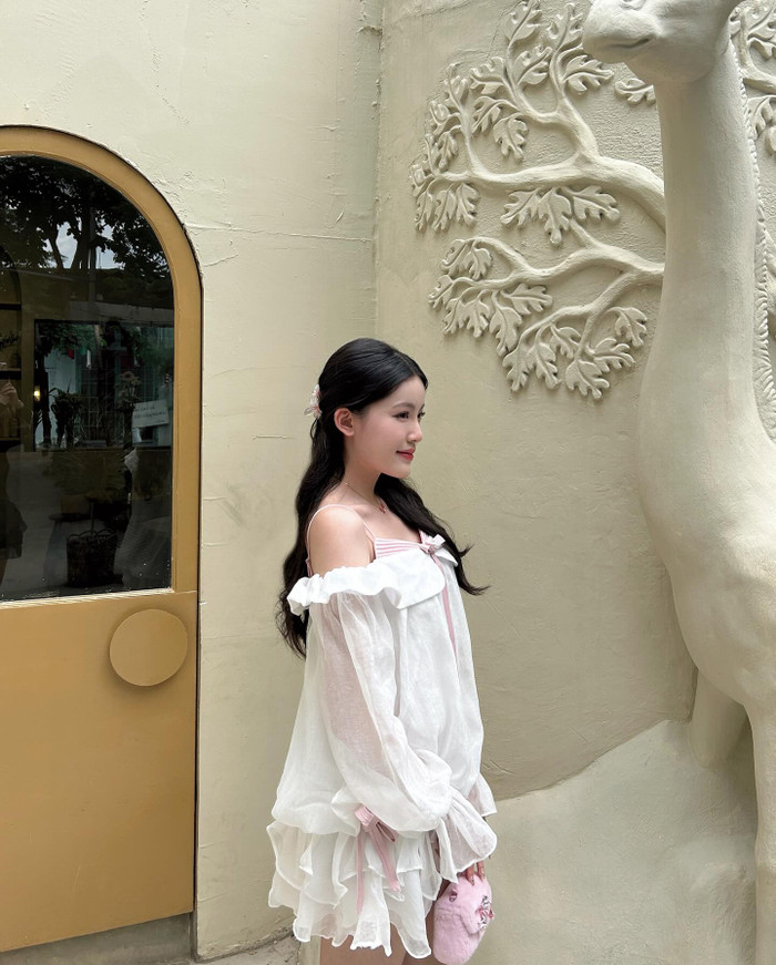 Thiết kế đầm bí thuộc xu hướng thời trang thịnh hành cũng mặt trong từ điển thời trang của người yêu HIEUTHUHAI. 