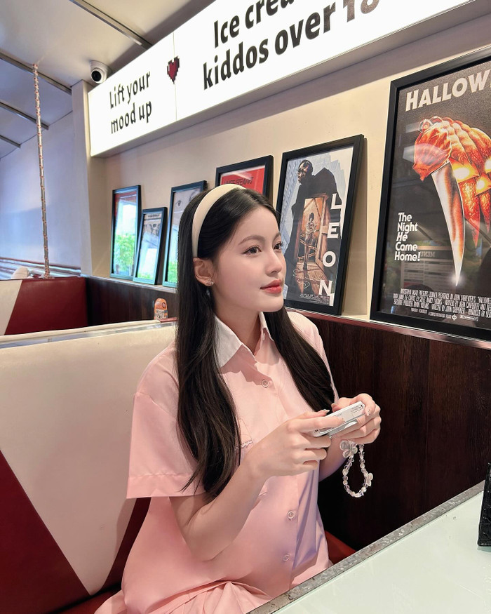 Các món đồ trong tủ quần của Tăng Mỹ Hàn thường có tông màu sáng, pastel nhẹ nhàng. Phom dáng các bộ cánh khá đa dạng, có phần nữ tính và kín đáo. 