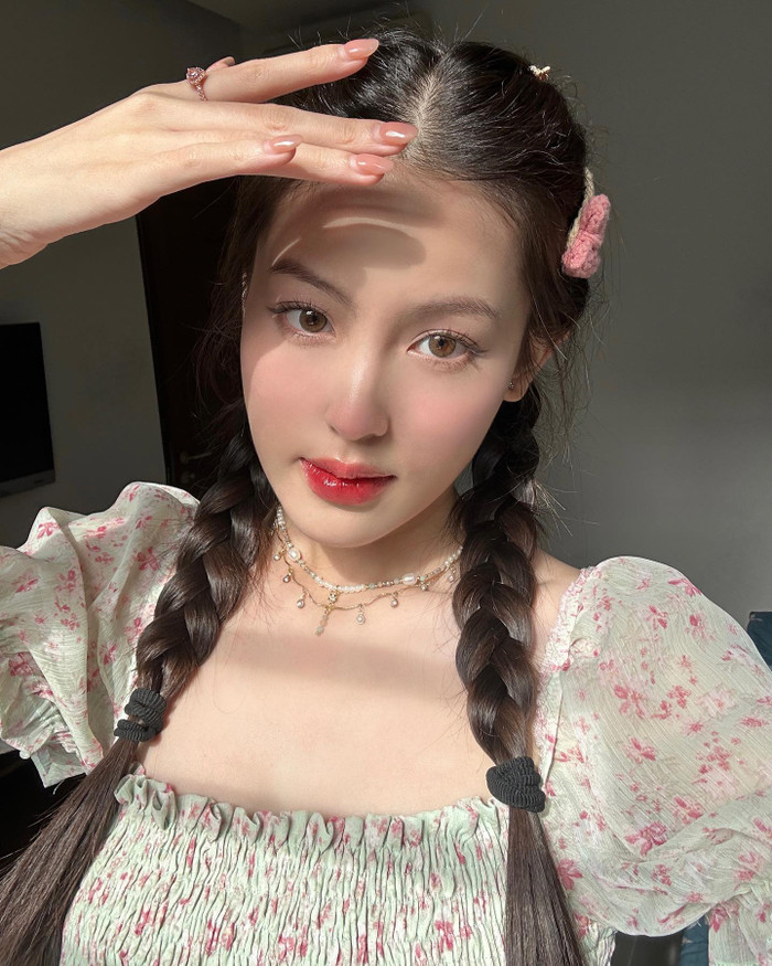 Tăng Mỹ Hàn sinh năm 2003, cô nàng đang vướng tin đồn hẹn hò với HIEUTHUHAI một trong những rapper Gen Z có sức ảnh hưởng nhất showbiz hiện tại. 